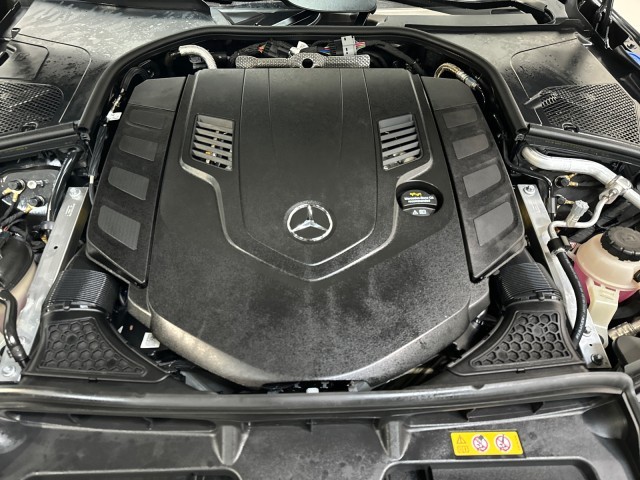 Mercedes-Benz S-Class Vehicle Full-screen Gallery Image 03