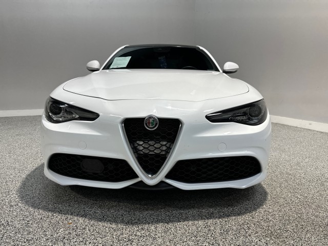 Alfa Romeo Giulia Vehicle Full-screen Gallery Image 02