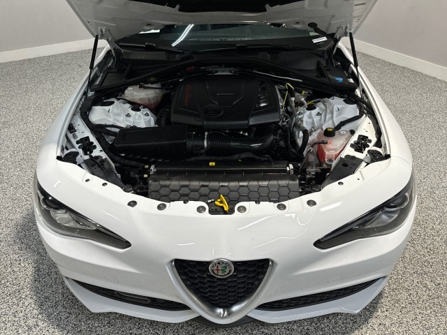 Alfa Romeo Giulia Vehicle Full-screen Gallery Image 03