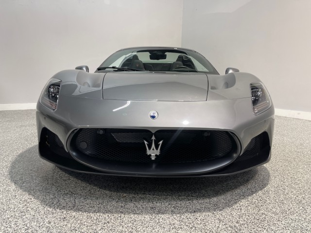 Maserati MC20 Vehicle Full-screen Gallery Image 02