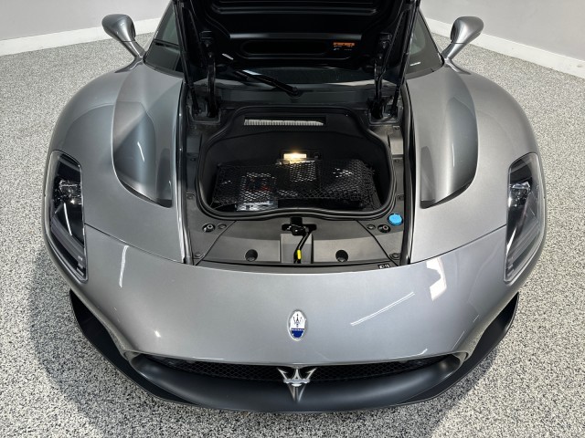 Maserati MC20 Vehicle Full-screen Gallery Image 03