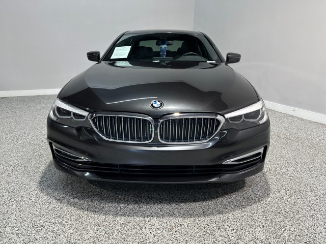 BMW 5 Series Vehicle Full-screen Gallery Image 02