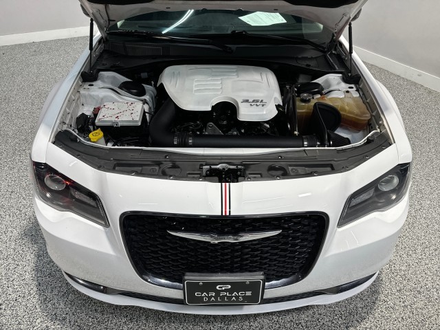 Chrysler 300 Vehicle Full-screen Gallery Image 03