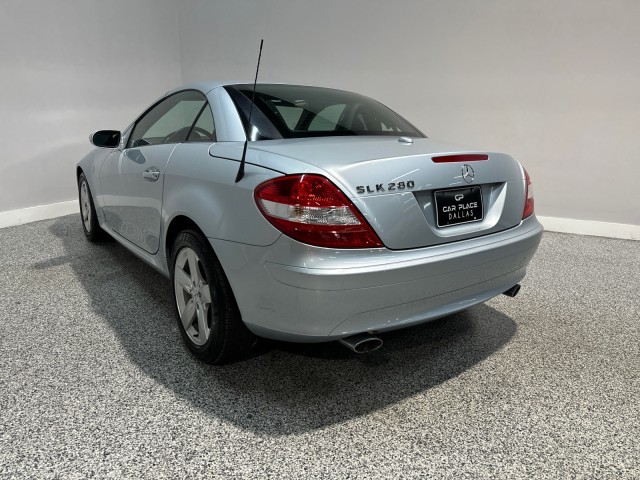 Mercedes-Benz SLK-Class Vehicle Full-screen Gallery Image 02