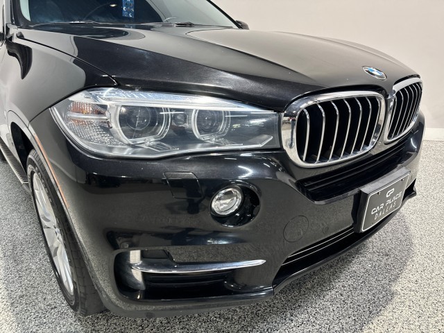 BMW X5 Vehicle Full-screen Gallery Image 03