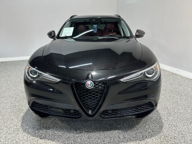 Alfa Romeo Stelvio Vehicle Full-screen Gallery Image 02