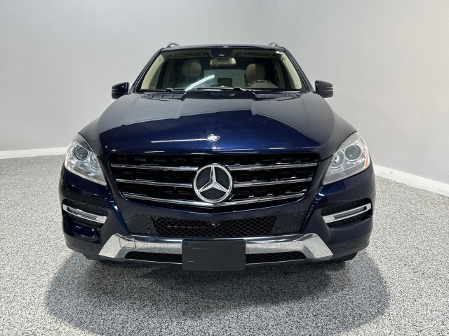 Mercedes-Benz M-Class Vehicle Full-screen Gallery Image 02