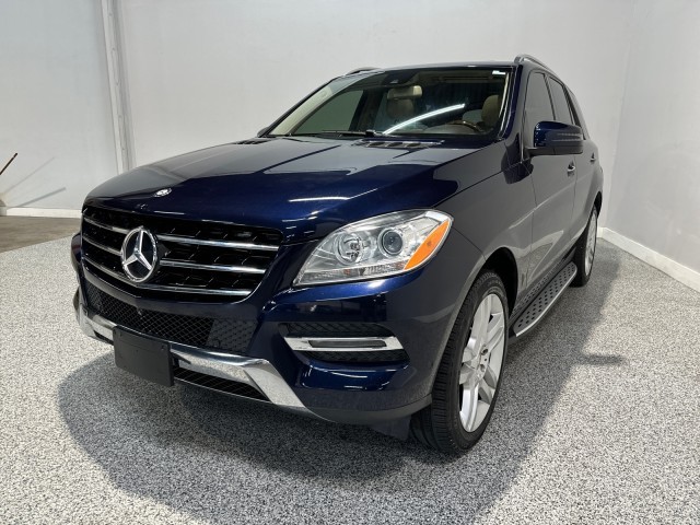 Mercedes-Benz M-Class Vehicle Full-screen Gallery Image 03