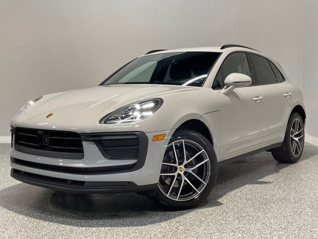 Porsche Macan Vehicle Full-screen Gallery Image 03