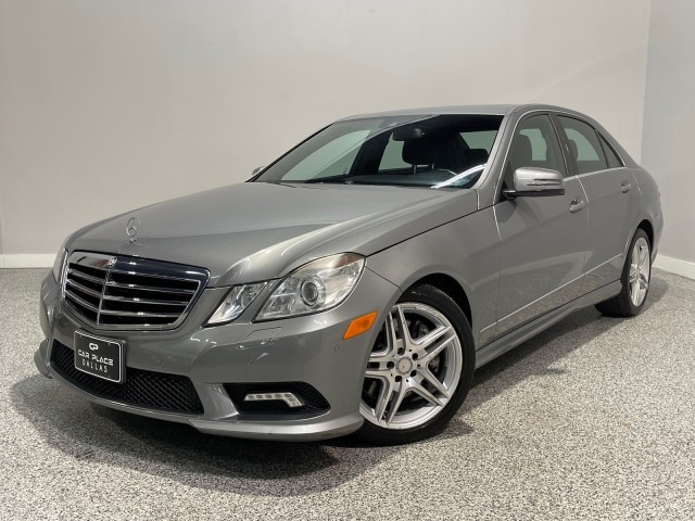 Mercedes-Benz E-Class Vehicle Full-screen Gallery Image 02