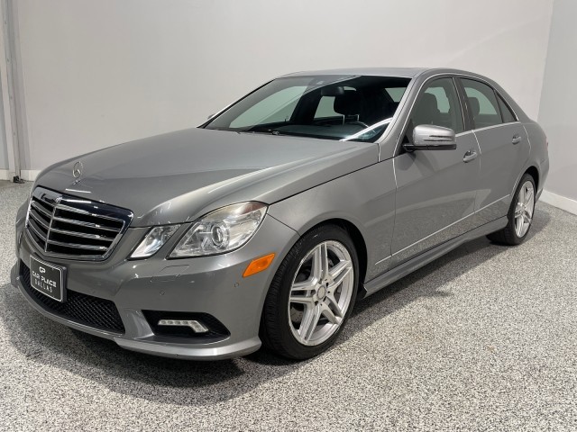 Mercedes-Benz E-Class Vehicle Full-screen Gallery Image 03