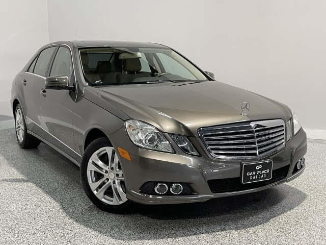 Mercedes-Benz E-Class Vehicle Full-screen Gallery Image 02