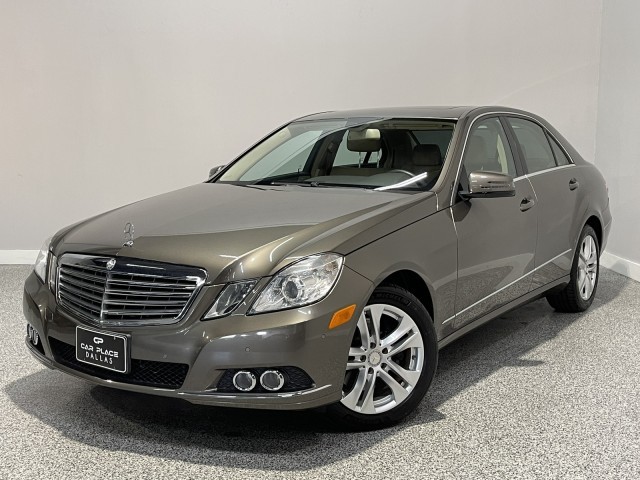 Mercedes-Benz E-Class Vehicle Full-screen Gallery Image 03