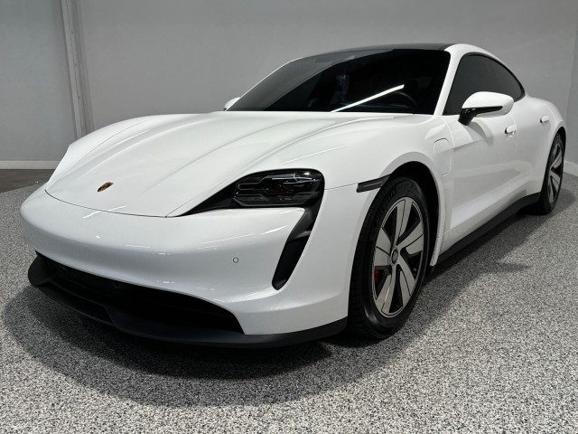 Porsche Taycan Vehicle Full-screen Gallery Image 03