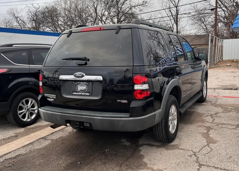 Ford Explorer Vehicle Image 04