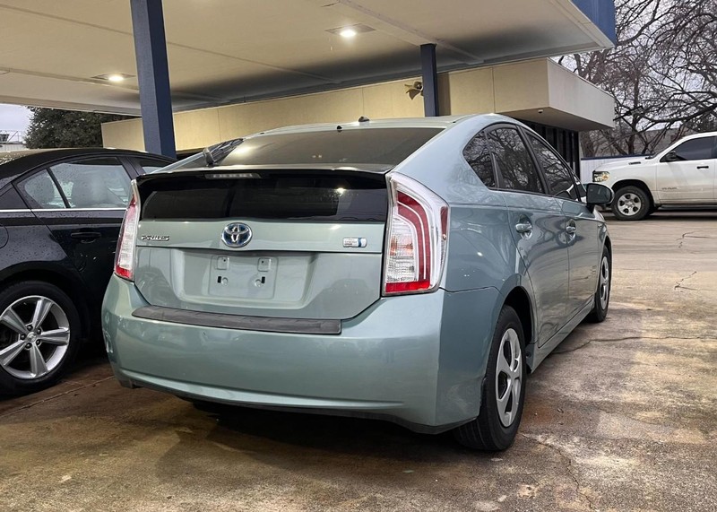 Toyota Prius Vehicle Image 04