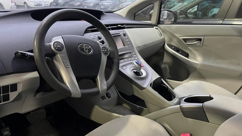 Toyota Prius Vehicle Image 05
