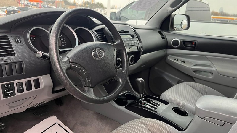 Toyota Tacoma Vehicle Image 05