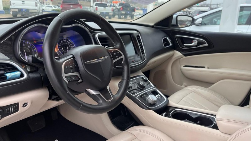 Chrysler 200 Vehicle Image 05