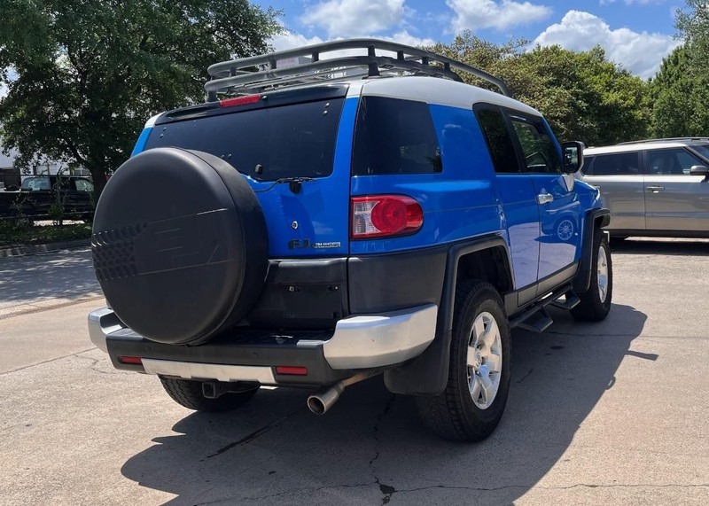 Toyota FJ Cruiser Vehicle Image 04