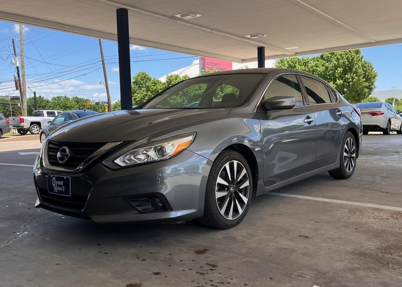 Nissan Altima Vehicle Image 02