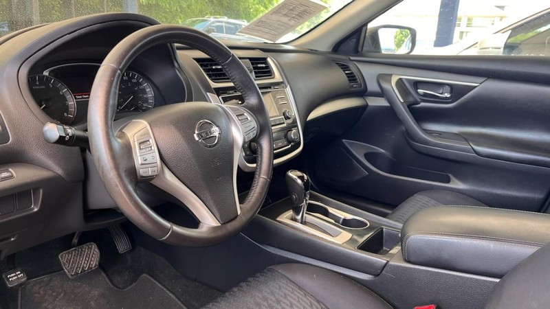 Nissan Altima Vehicle Image 05