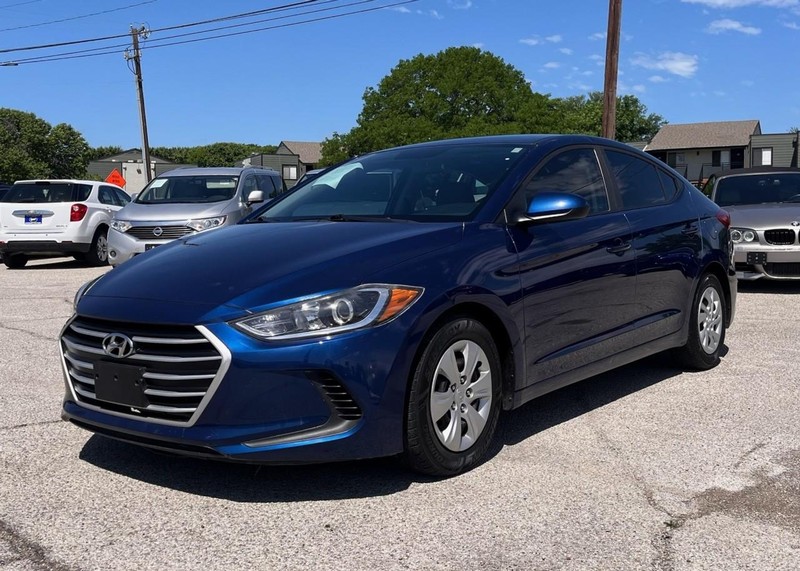 Hyundai Elantra Vehicle Image 02