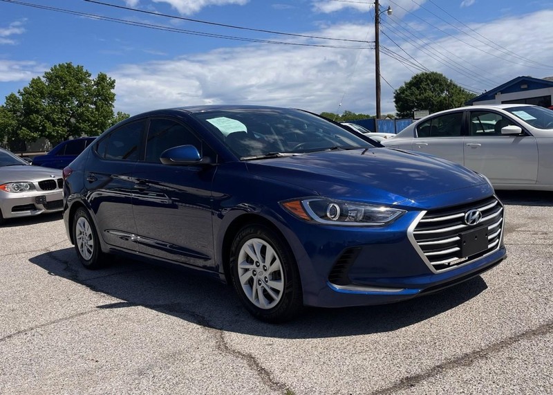 Hyundai Elantra Vehicle Image 03