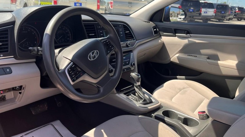 Hyundai Elantra Vehicle Image 05