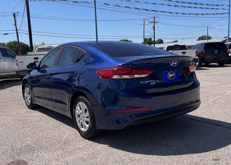 Hyundai Elantra Vehicle Image 07