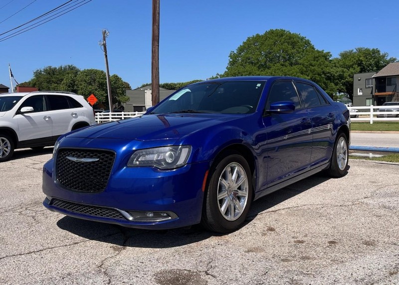 Chrysler 300 Vehicle Image 02