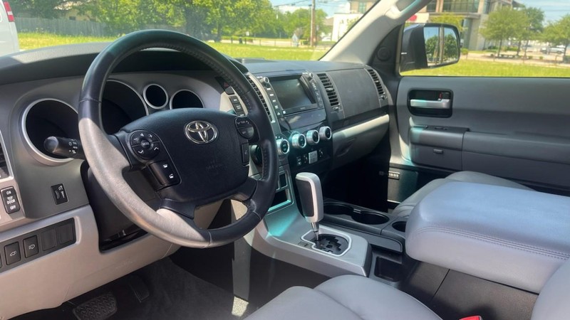 Toyota Sequoia Vehicle Image 05