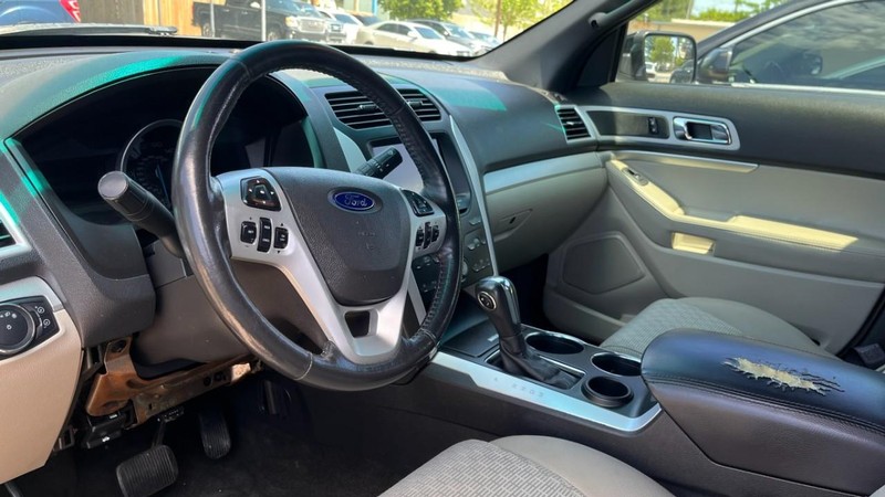 Ford Explorer Vehicle Image 05