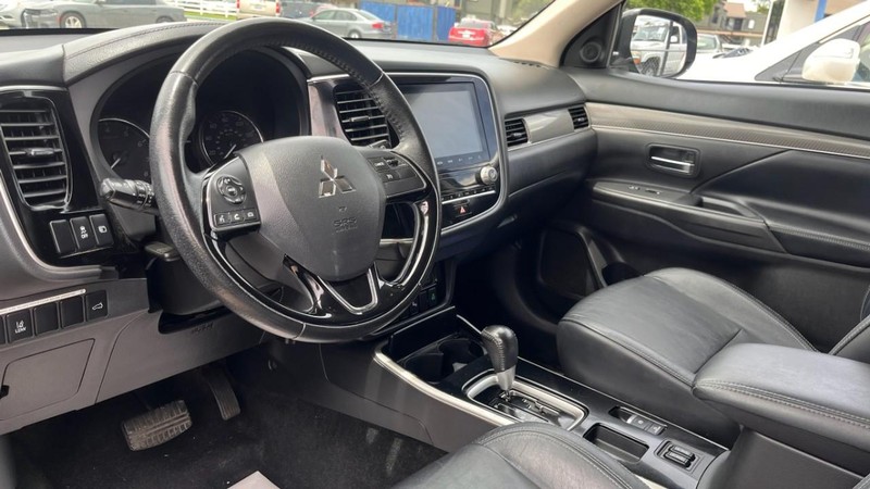 Mitsubishi Outlander Vehicle Image 05