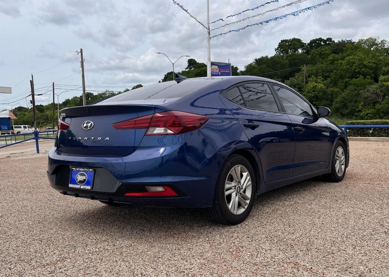 Hyundai Elantra Vehicle Image 04