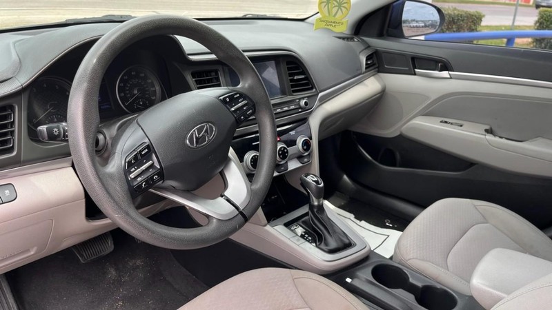 Hyundai Elantra Vehicle Image 05