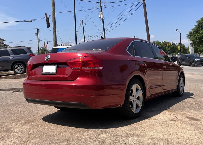 Volkswagen Passat Vehicle Image 04