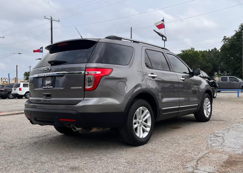 Ford Explorer Vehicle Image 04