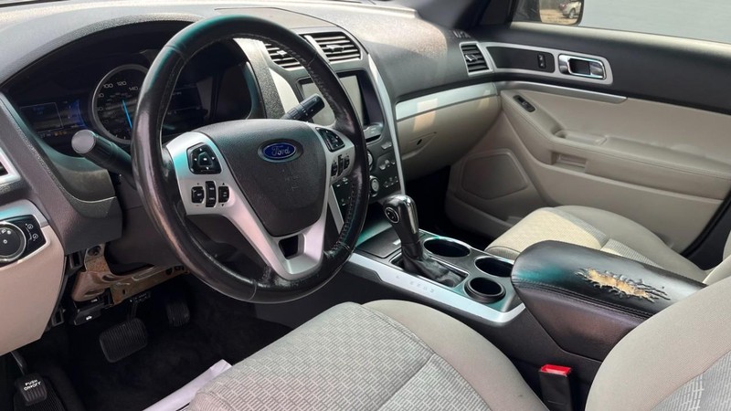 Ford Explorer Vehicle Image 05