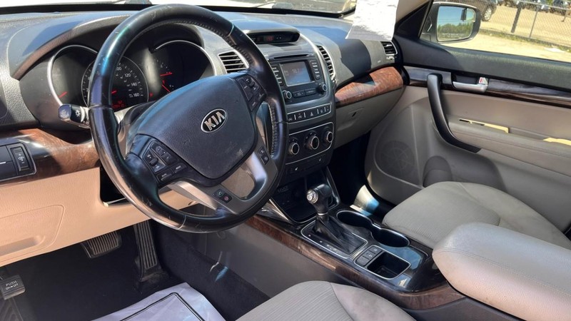 Kia Sorento Vehicle Image 04