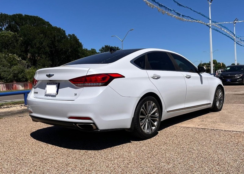 Hyundai Genesis Vehicle Image 04