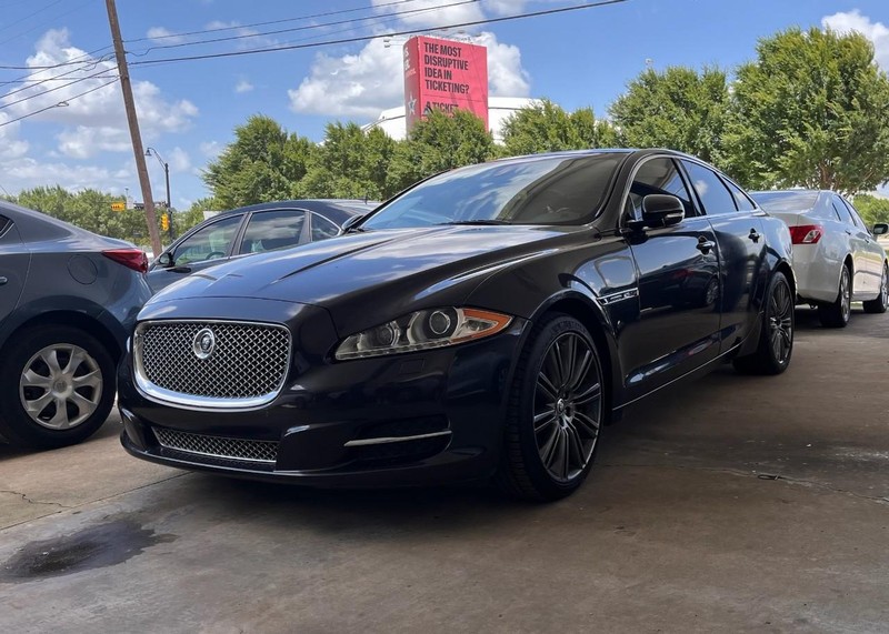 Jaguar XJ Vehicle Image 02
