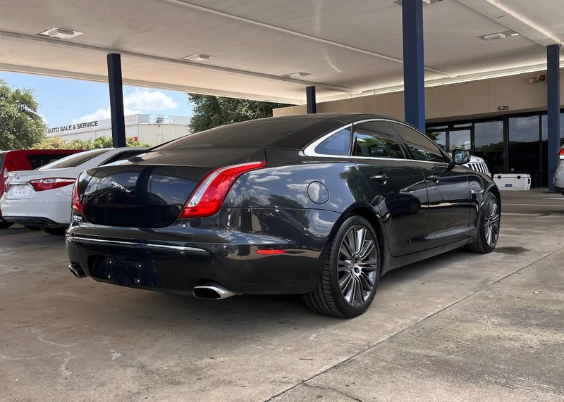 Jaguar XJ Vehicle Image 04