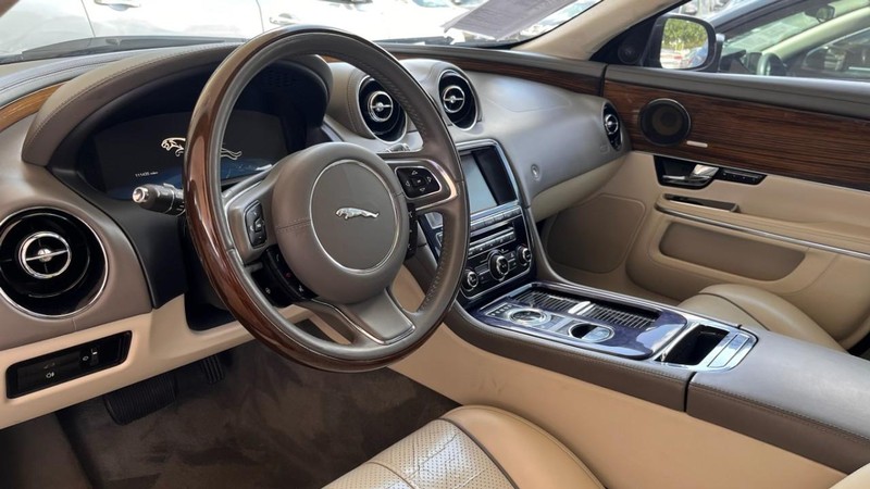Jaguar XJ Vehicle Image 05