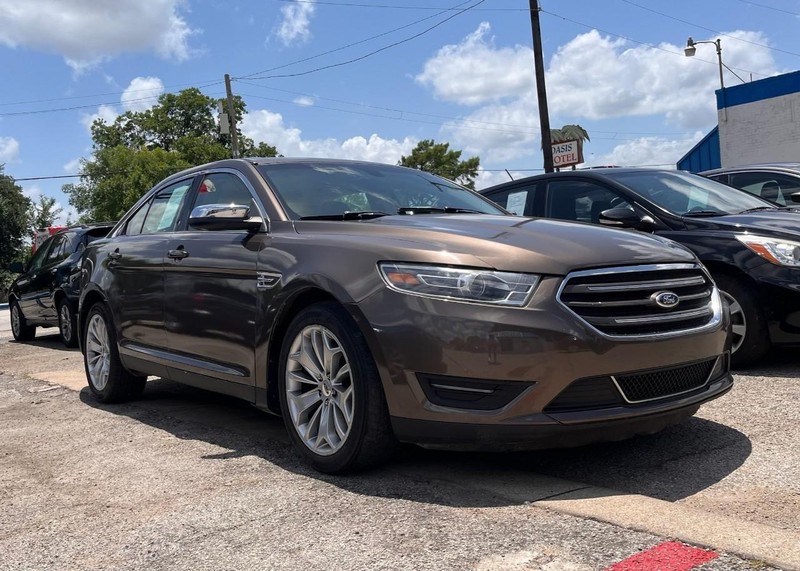 Ford Taurus Vehicle Image 03
