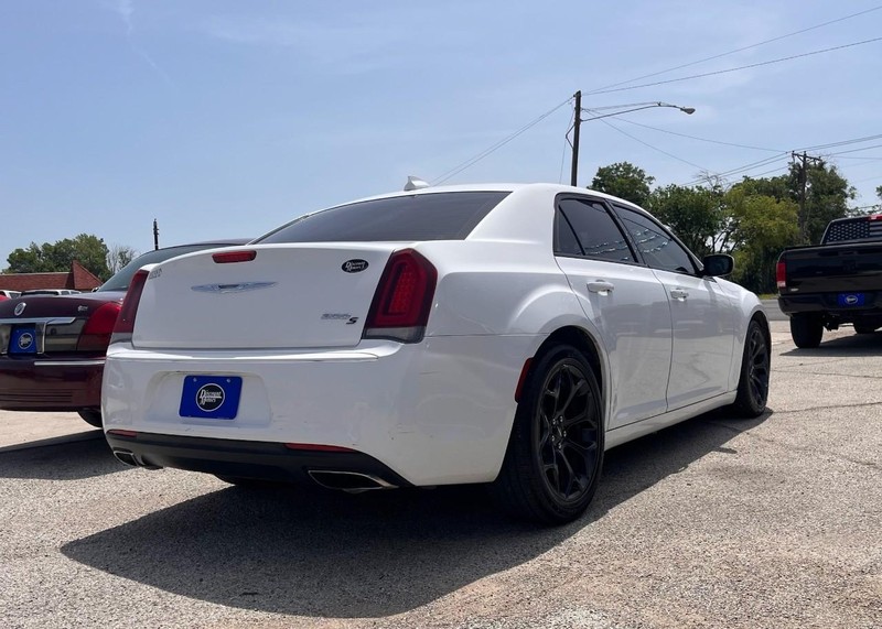 Chrysler 300 Vehicle Image 03