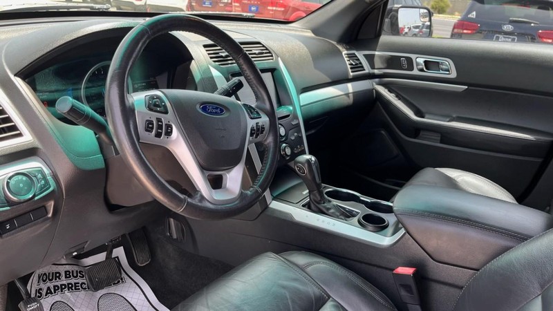 Ford Explorer Vehicle Image 05