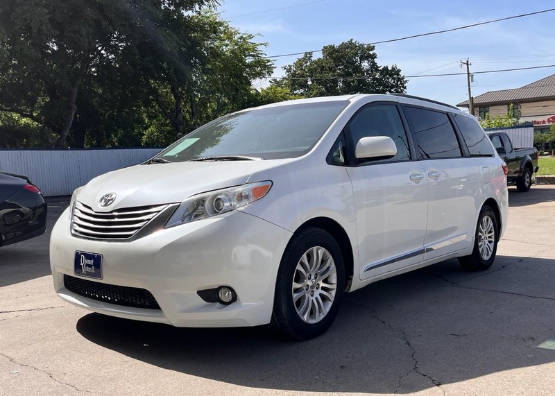 Toyota Sienna Vehicle Image 02