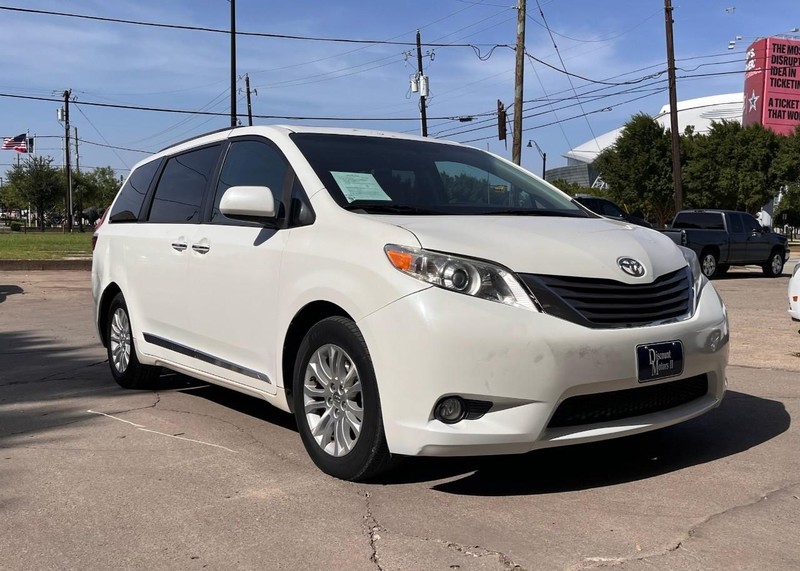 Toyota Sienna Vehicle Image 03