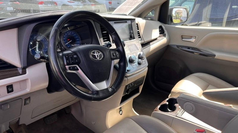 Toyota Sienna Vehicle Image 05